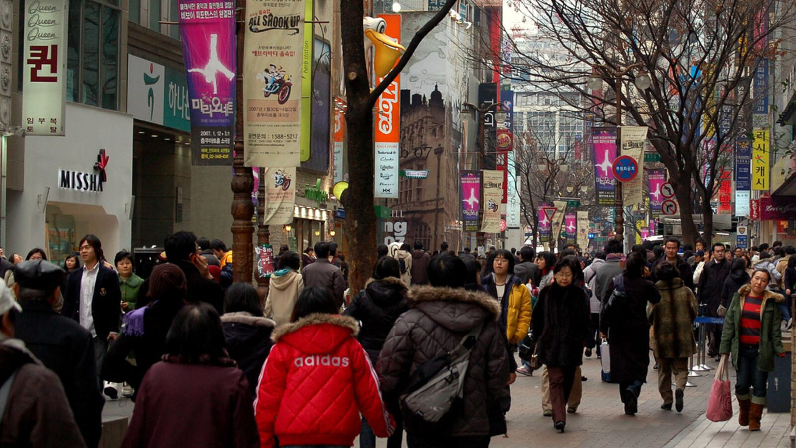 Phố mua sắm Myeongdong nhộn nhịp tại Seoul, Hàn Quốc