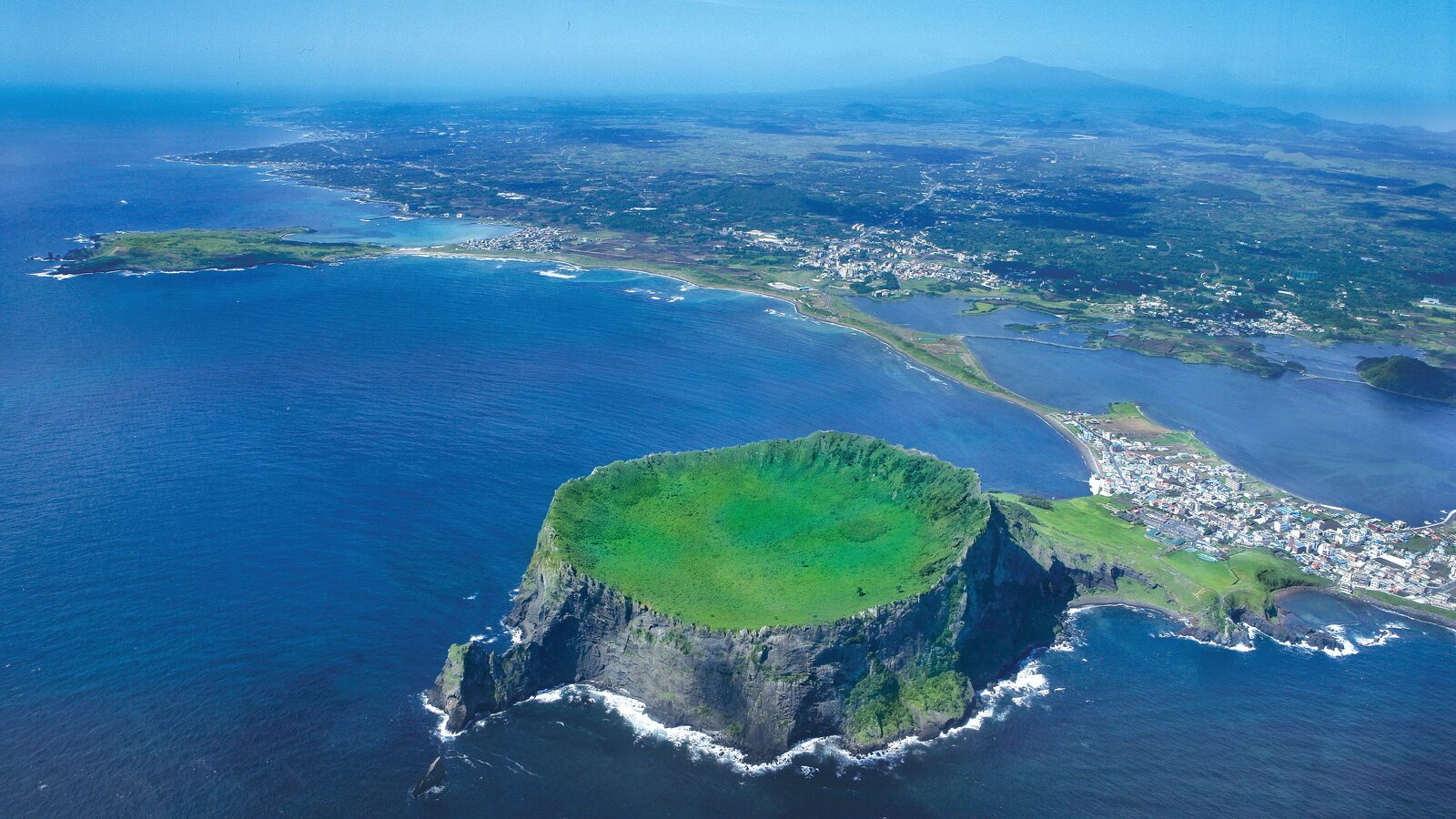 Đỉnh núi lửa Seongsan Ilchulbong nhìn từ trên cao tại đảo Jeju, Hàn Quốc