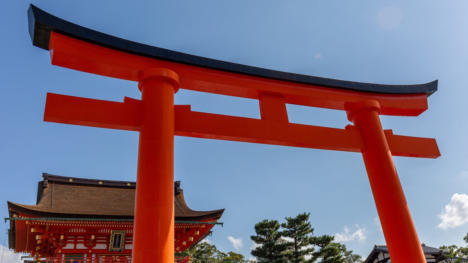 Dãy cổng torii đỏ tại đền Fushimi Inari ở Kyoto