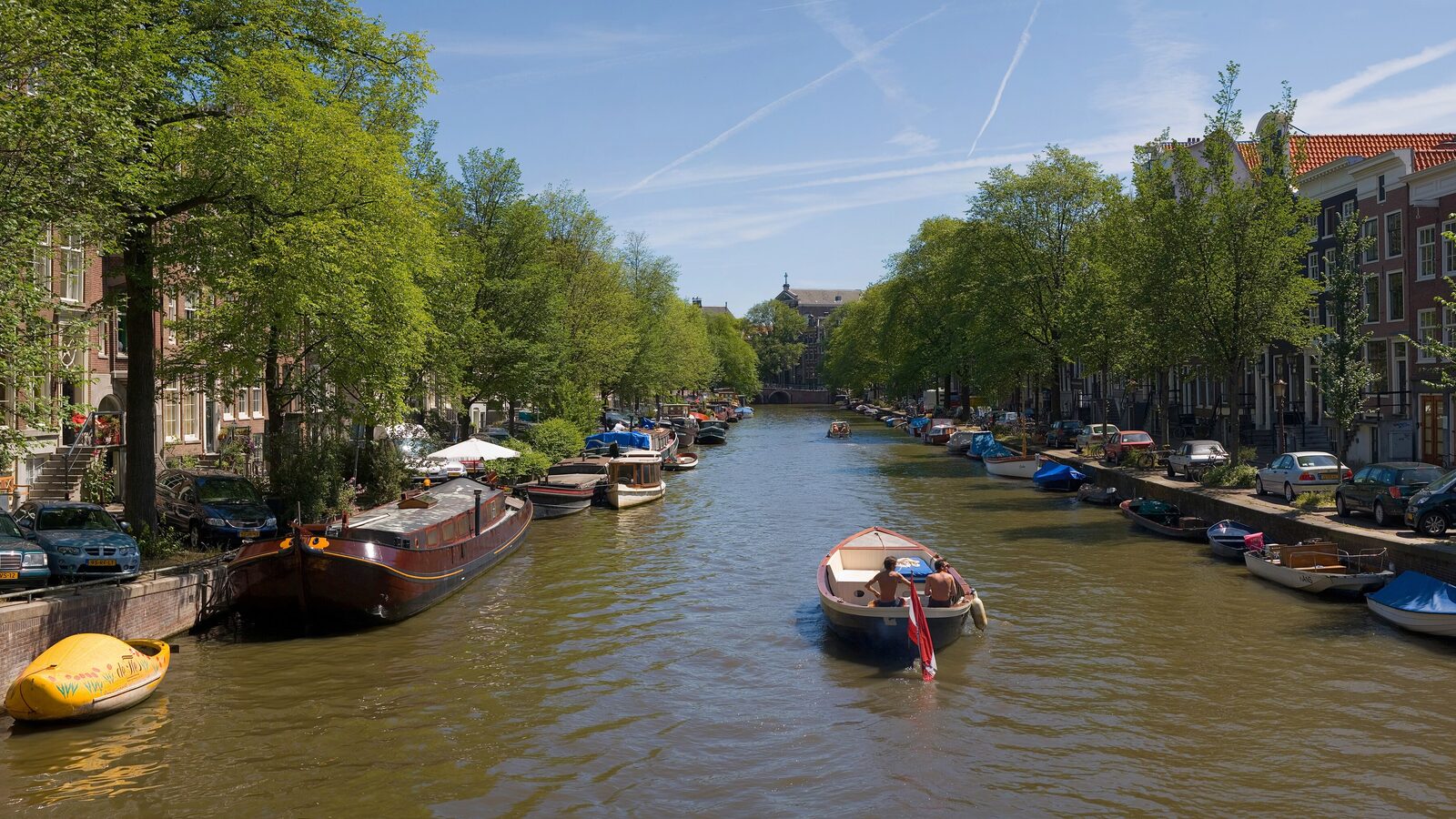 Kênh đào với thuyền và nhà cổ ở Amsterdam, Hà Lan