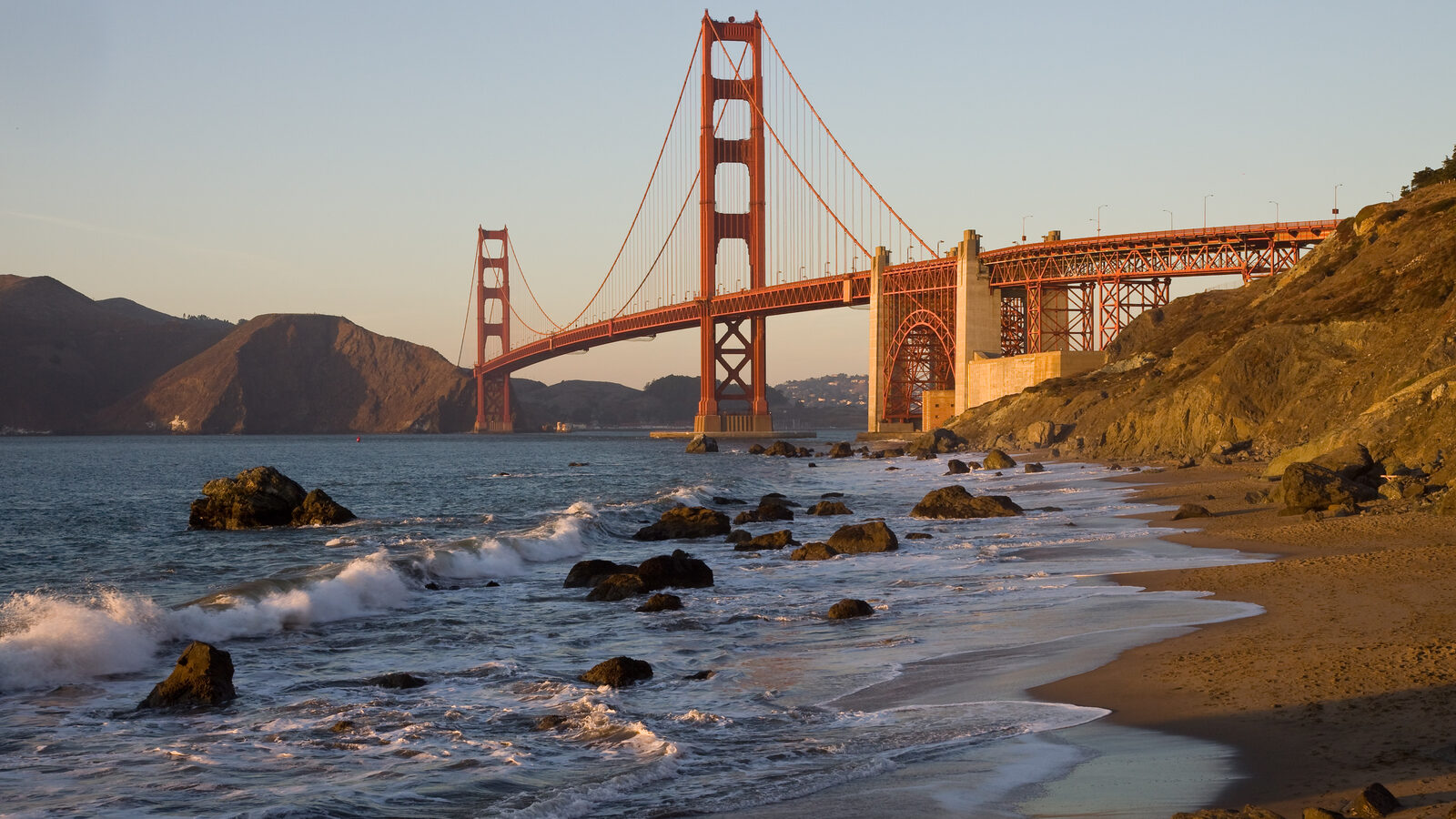 Cầu Cổng Vàng nhìn từ bãi biển ở San Francisco, Mỹ