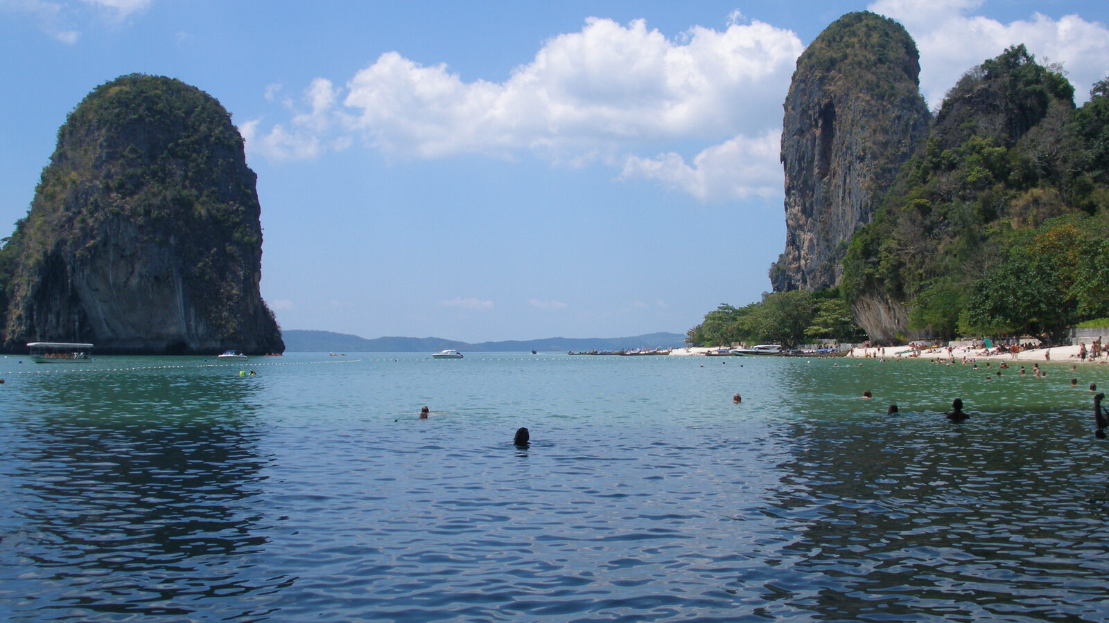 Bãi biển Railay với vách đá vôi ở Krabi, Thái Lan