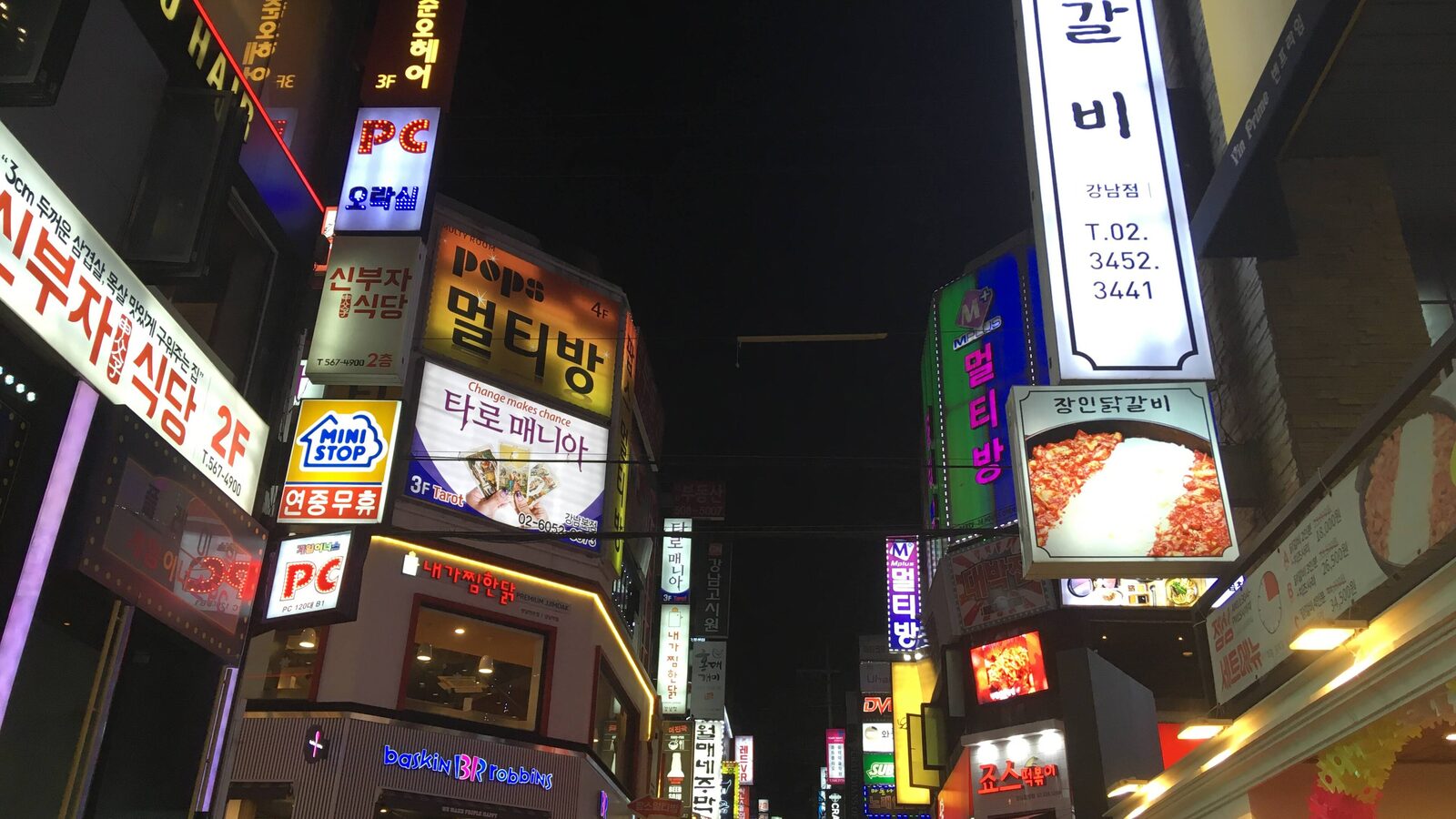 Phố đêm Gangnam rực rỡ ánh đèn neon ở Seoul, Hàn Quốc