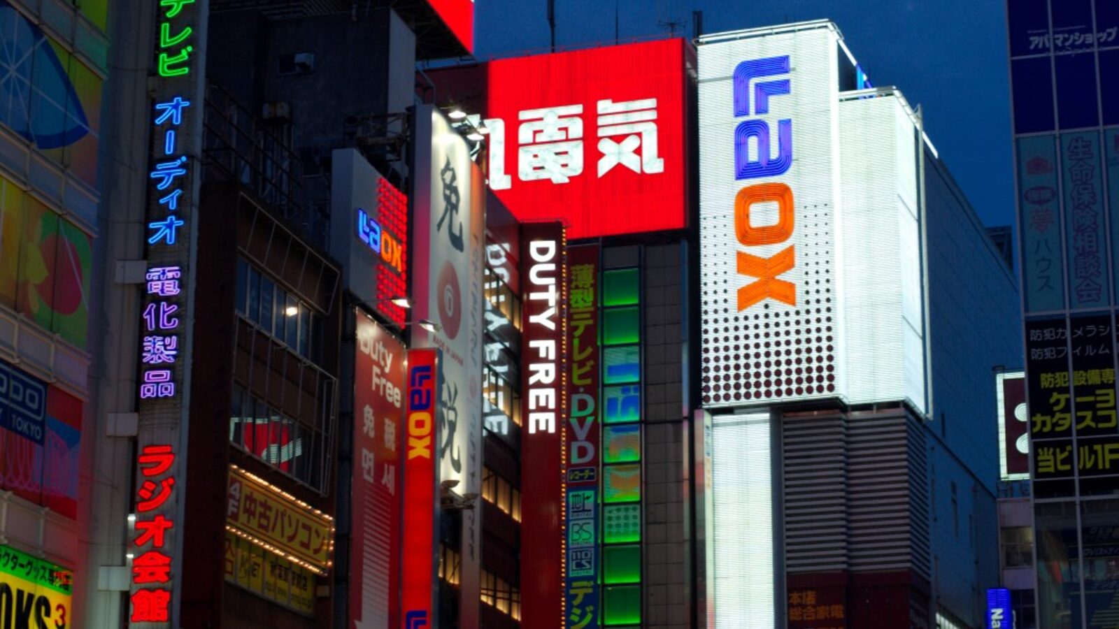 Phố điện tử Akihabara rực đèn ở Tokyo, Nhật Bản