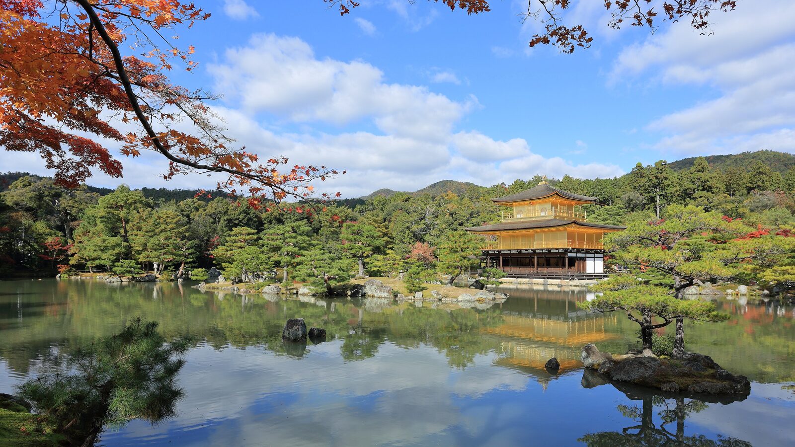 Chùa Vàng Kinkaku-ji soi bóng hồ ở Kyoto, Nhật Bản