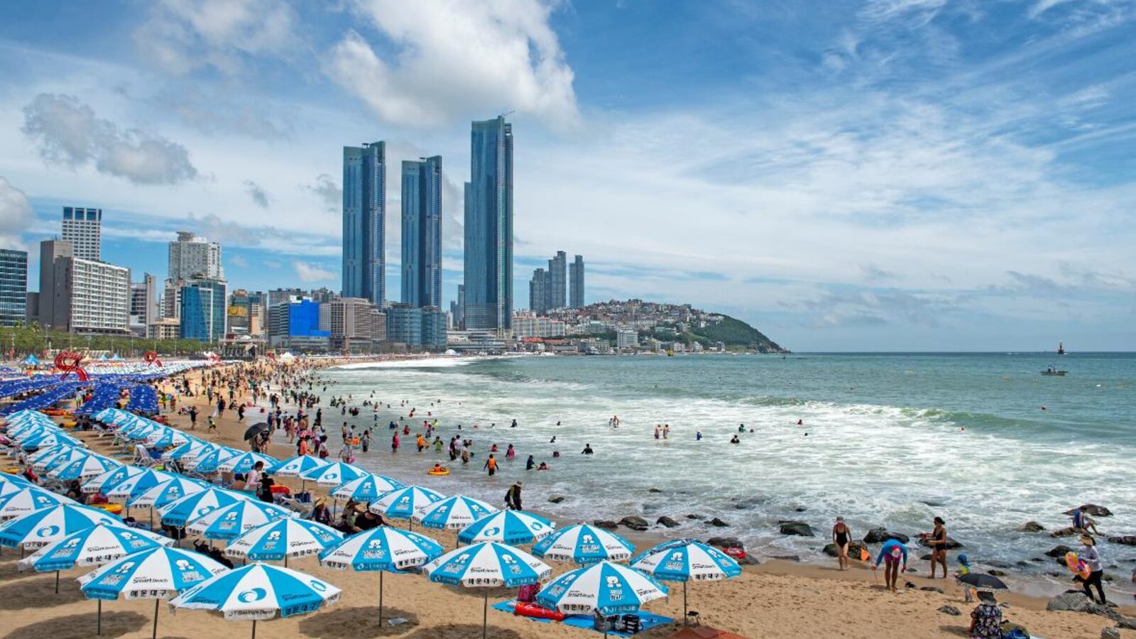 Bãi biển Haeundae rộn ràng du khách tại Busan, Hàn Quốc