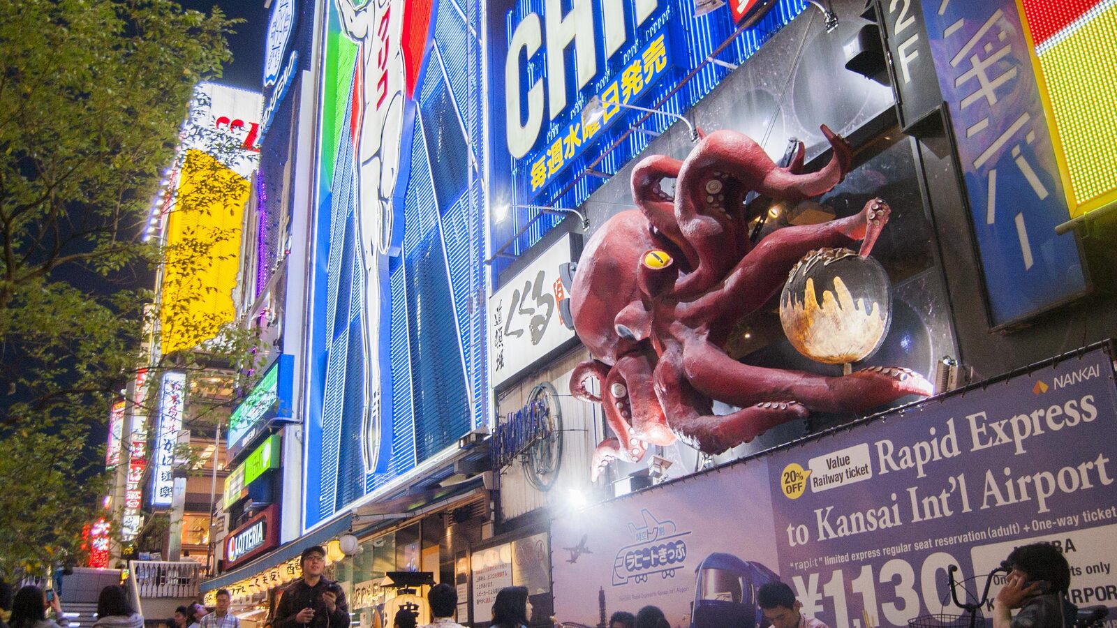 Khu phố Dotonbori rực sáng ở Osaka về đêm