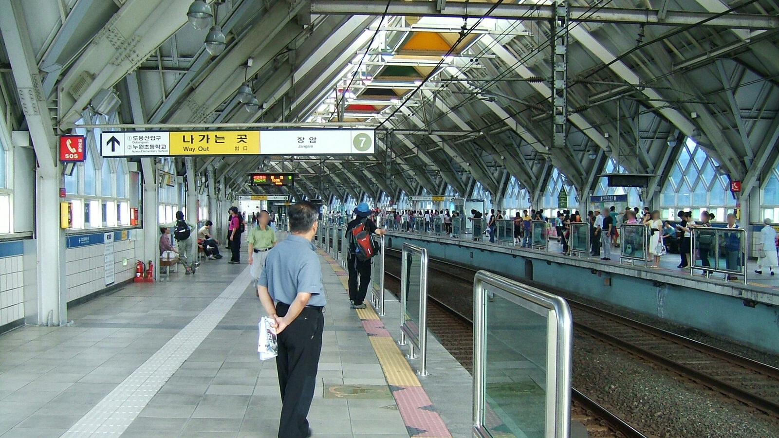 Sân ga tàu điện ngầm ở Seoul, Hàn Quốc