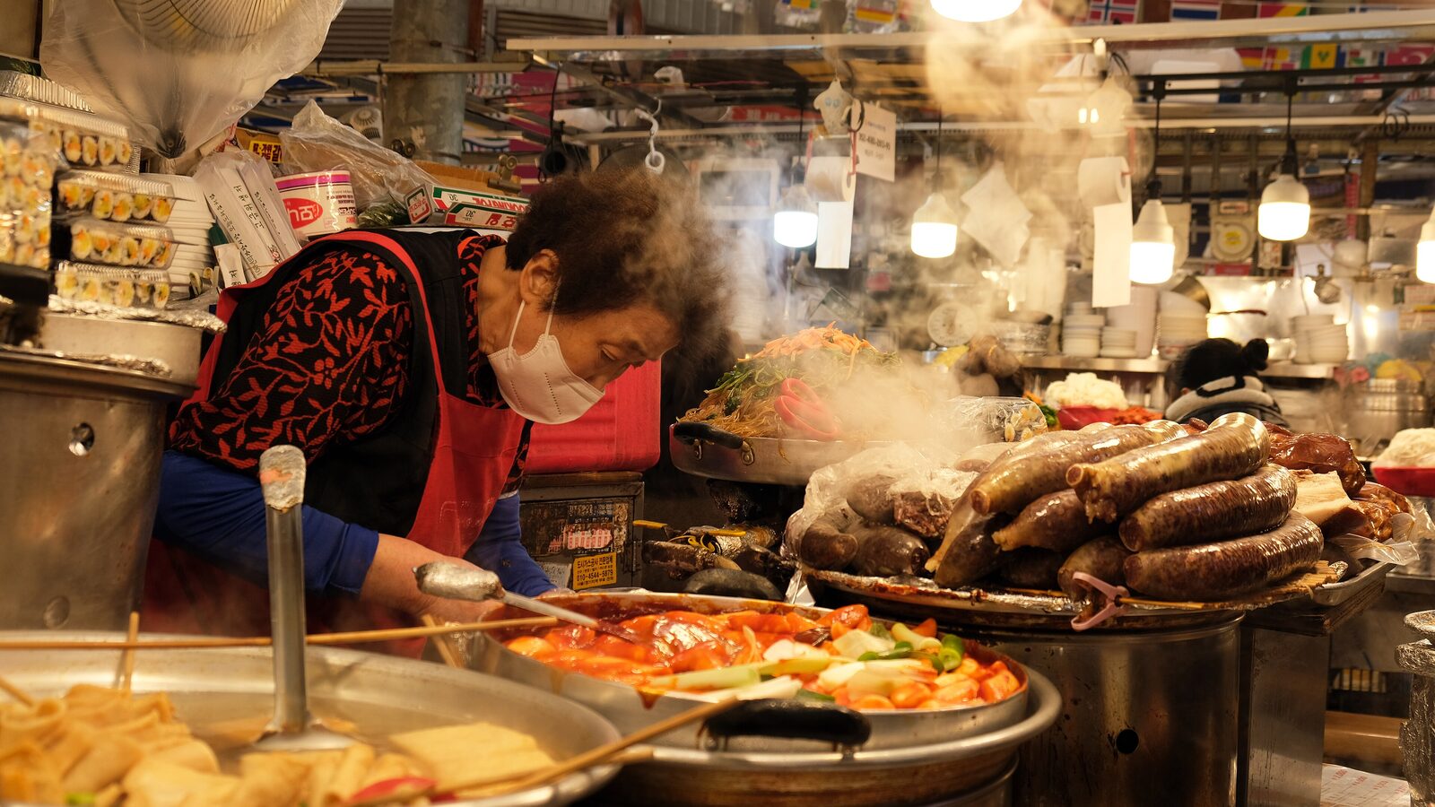 Quầy ẩm thực đường phố Hàn Quốc trong khu chợ ở Seoul