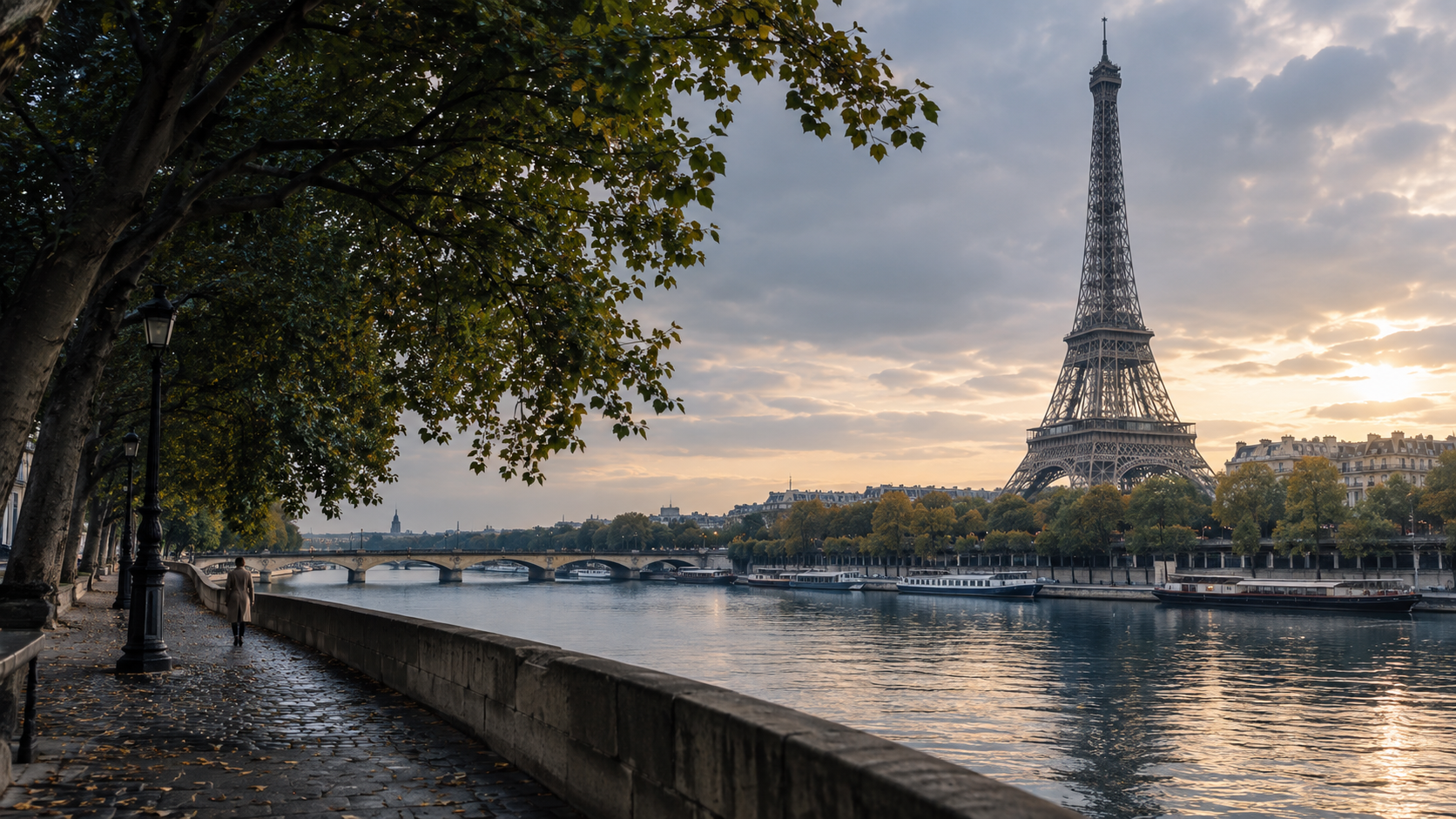 Tháp Eiffel bên sông Seine ở Paris, Pháp